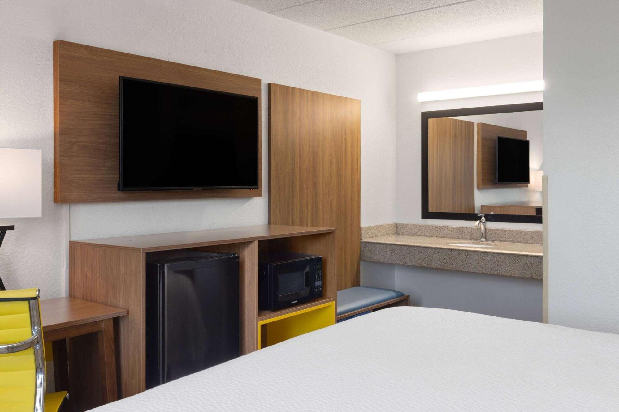 Day'S Inn & Suites By Wyndham Indianapolis Airport East Dış mekan fotoğraf