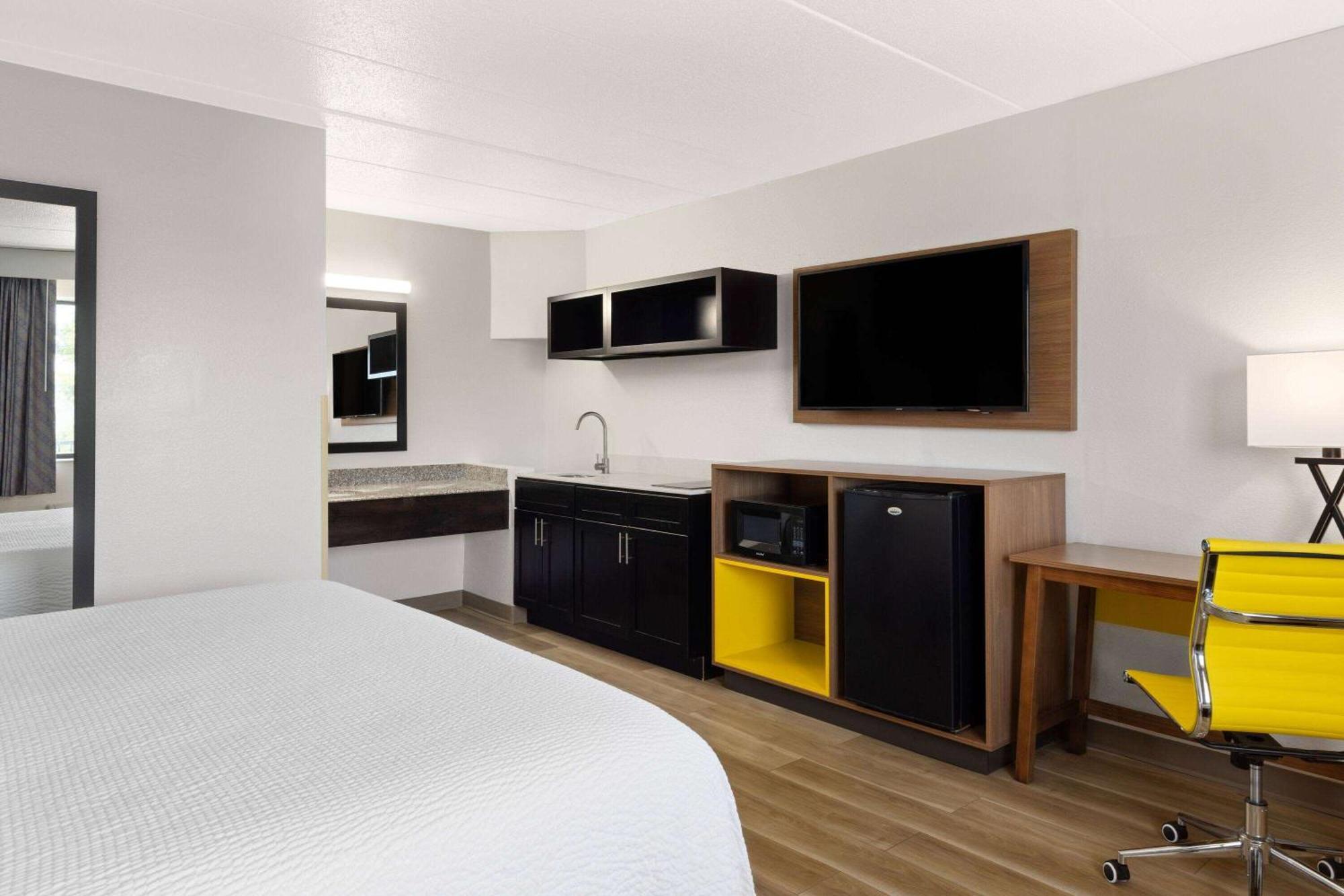 Day'S Inn & Suites By Wyndham Indianapolis Airport East Dış mekan fotoğraf
