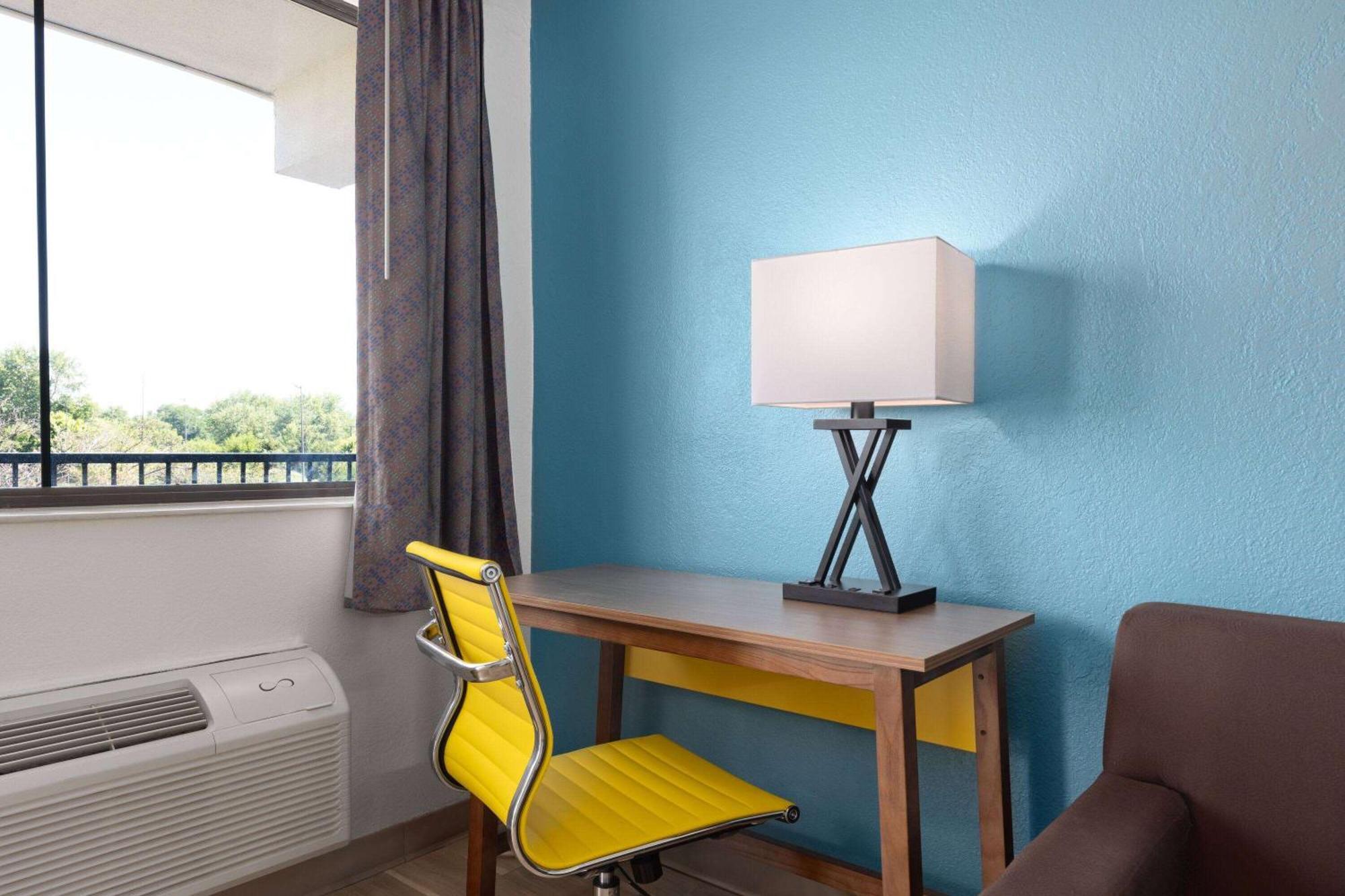 Day'S Inn & Suites By Wyndham Indianapolis Airport East Dış mekan fotoğraf